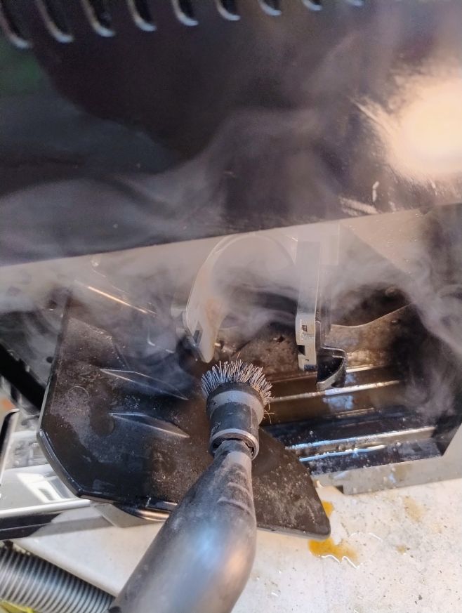 🧼 Aj tam, kde oko nedovidí, sa treba postarať. Pri servise kávovarov nezabúdam ani miesto, kde sa drží vlhkosť, zvyšky...